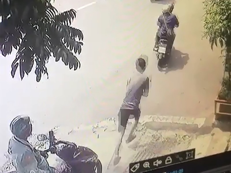 Camera ghi cảnh thanh niên bị giật dây chuyền ở quận Tân Phú - ảnh 1