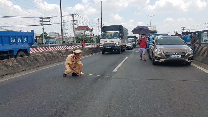 Tông xe liên hoàn trên QL1, đoạn qua Bình Tân do thùng mút xốp - ảnh 1