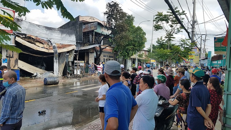 Cửa hàng sơn cháy nổ dữ dội, hàng xóm sơ tán  - ảnh 2