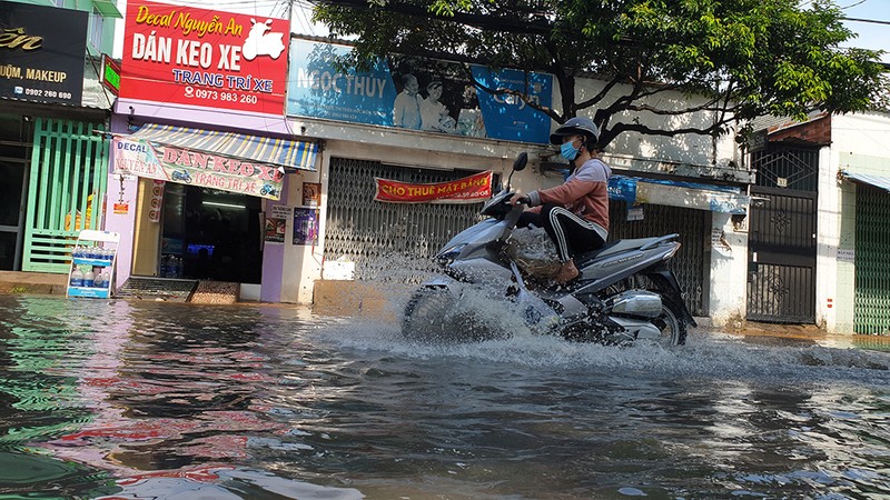 Mưa lớn, đường ngập, nước cống tràn vào Bệnh viện Hóc Môn - ảnh 4