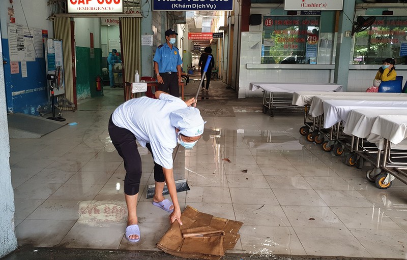 Mưa lớn, đường ngập, nước cống tràn vào Bệnh viện Hóc Môn - ảnh 5