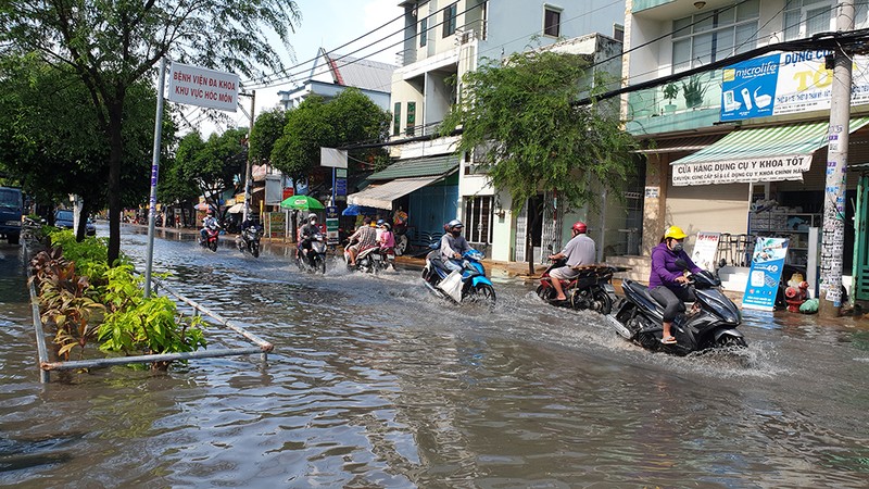 Mưa lớn, đường ngập, nước cống tràn vào Bệnh viện Hóc Môn - ảnh 8