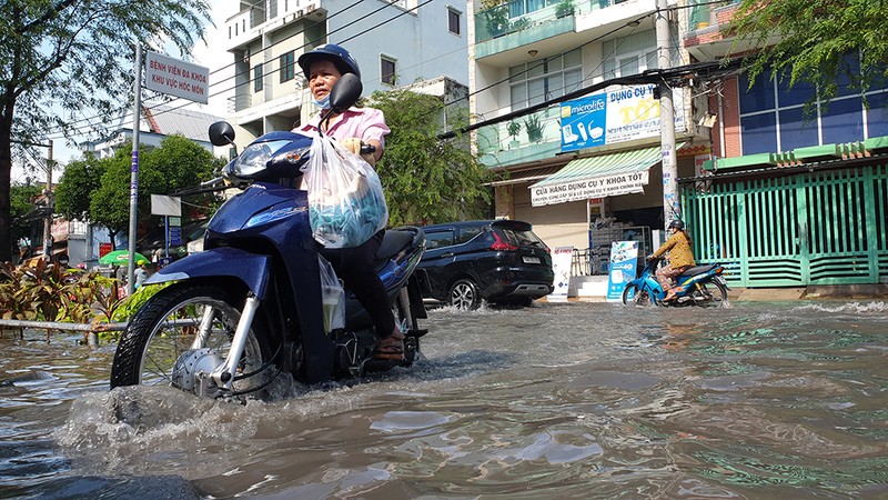 Mưa lớn, đường ngập, nước cống tràn vào Bệnh viện Hóc Môn - ảnh 7