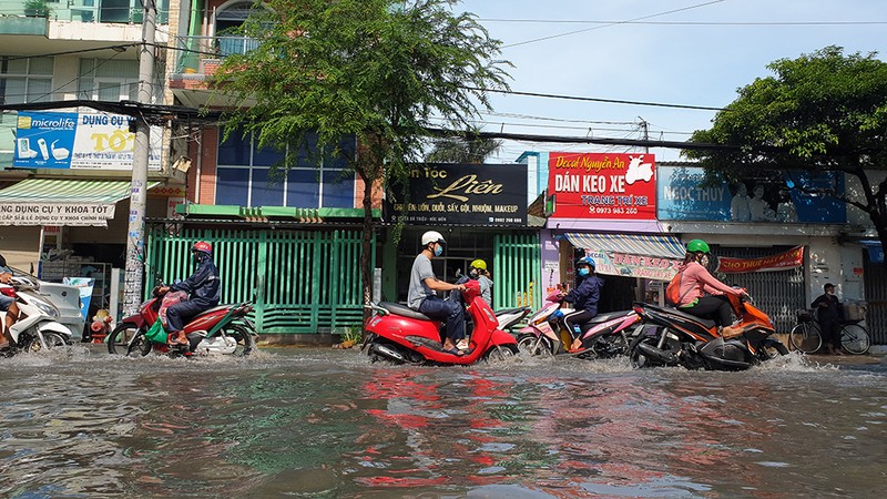 Mưa lớn, đường ngập, nước cống tràn vào Bệnh viện Hóc Môn - ảnh 6