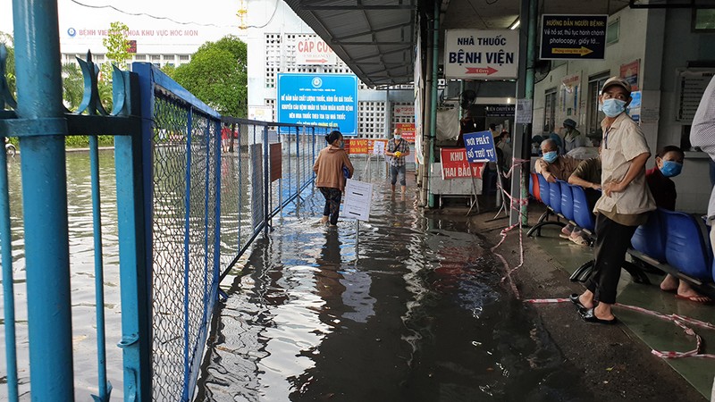 Mưa lớn, đường ngập, nước cống tràn vào Bệnh viện Hóc Môn - ảnh 11