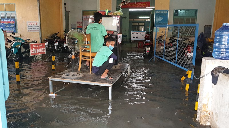 Mưa lớn, đường ngập, nước cống tràn vào Bệnh viện Hóc Môn - ảnh 9