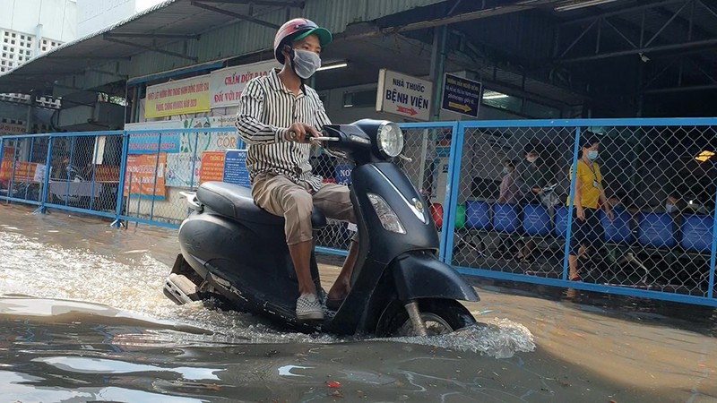 Mưa lớn, đường ngập, nước cống tràn vào Bệnh viện Hóc Môn - ảnh 10