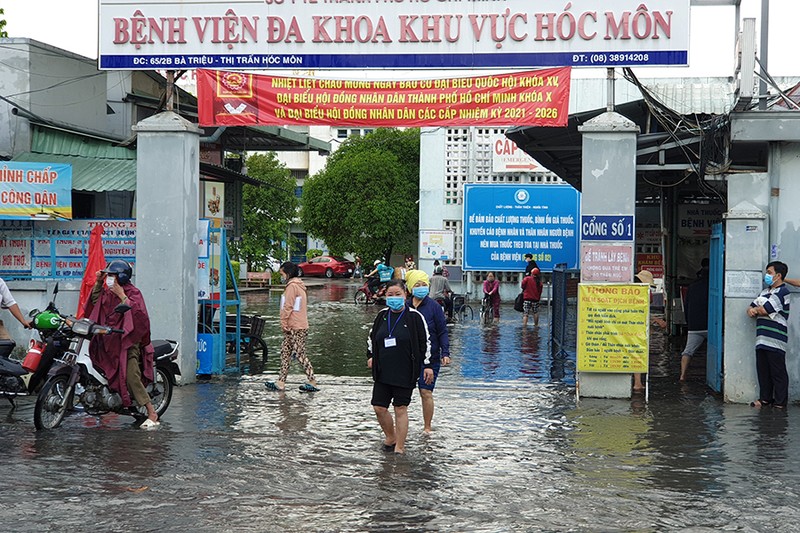 Mưa lớn, đường ngập, nước cống tràn vào Bệnh viện Hóc Môn - ảnh 15