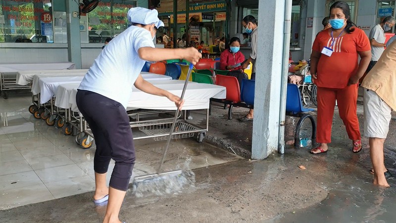 Mưa lớn, đường ngập, nước cống tràn vào Bệnh viện Hóc Môn - ảnh 14