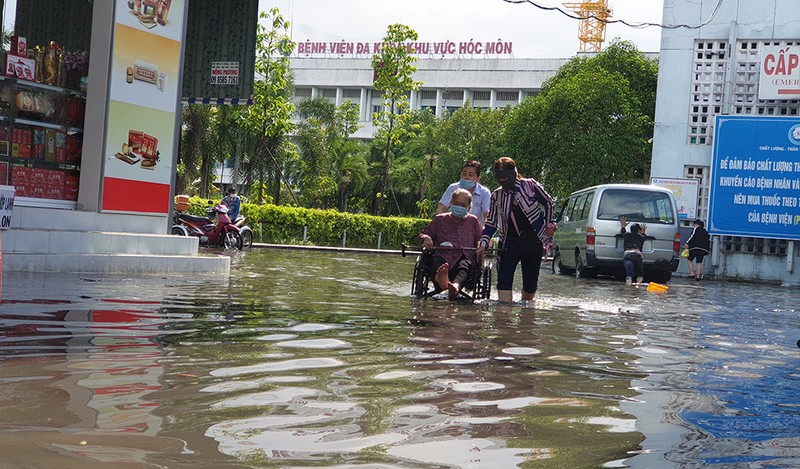 Mưa lớn, đường ngập, nước cống tràn vào Bệnh viện Hóc Môn - ảnh 1