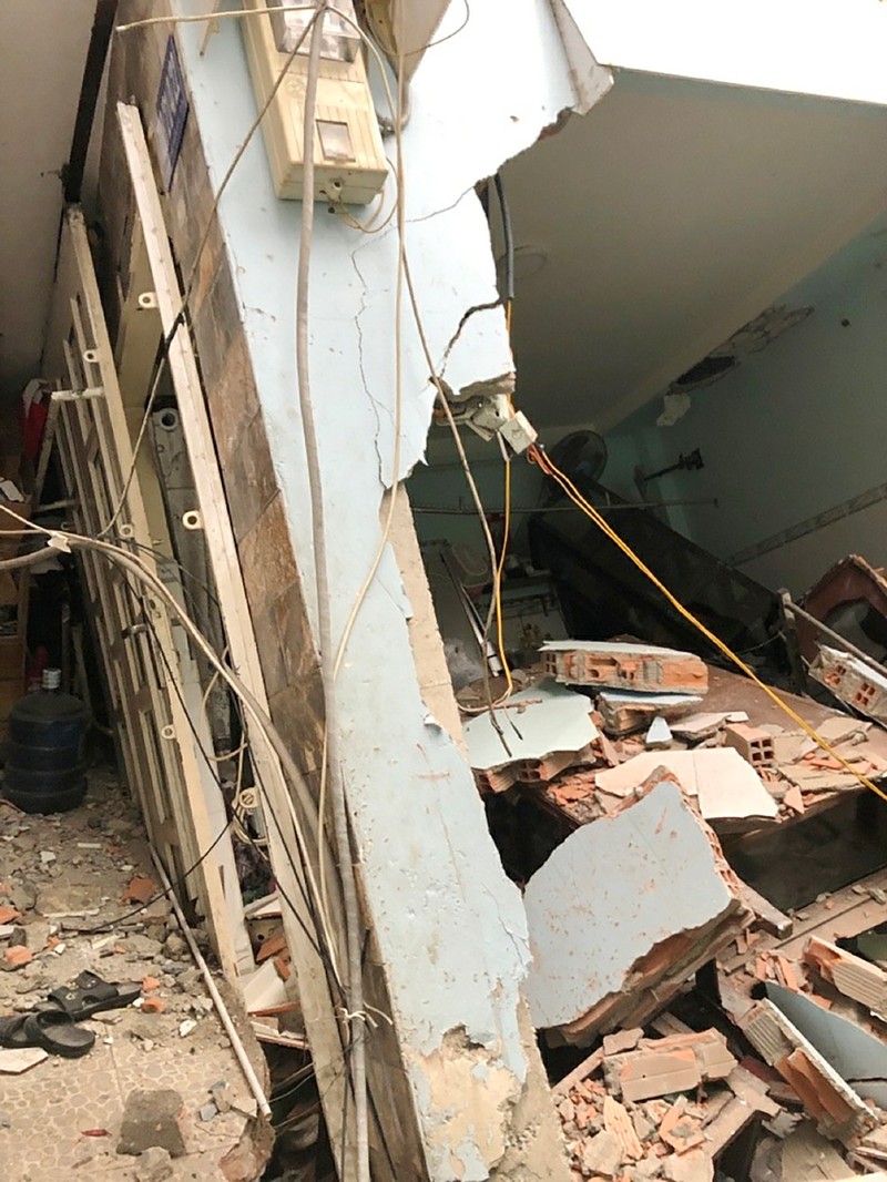 8 căn nhà bất ngờ sập xuống Kênh Đôi quận 8 - ảnh 2