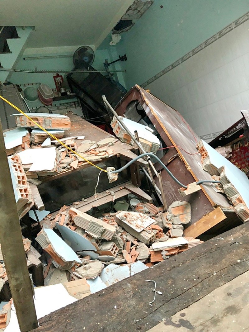 8 căn nhà bất ngờ sập xuống Kênh Đôi quận 8 - ảnh 3