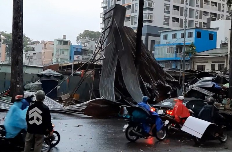 Lốc cuốn mái tôn ở bãi xe bay qua đường ở quận 10 - ảnh 6