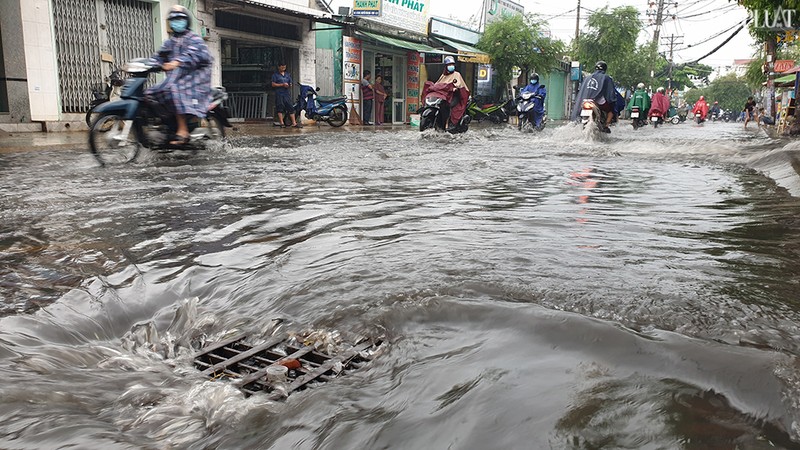 TP.HCM: Mưa lớn kéo dài, nhiều tuyến đường thành sông - ảnh 1