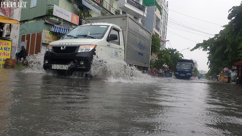 TP.HCM: Mưa lớn kéo dài, nhiều tuyến đường thành sông - ảnh 4