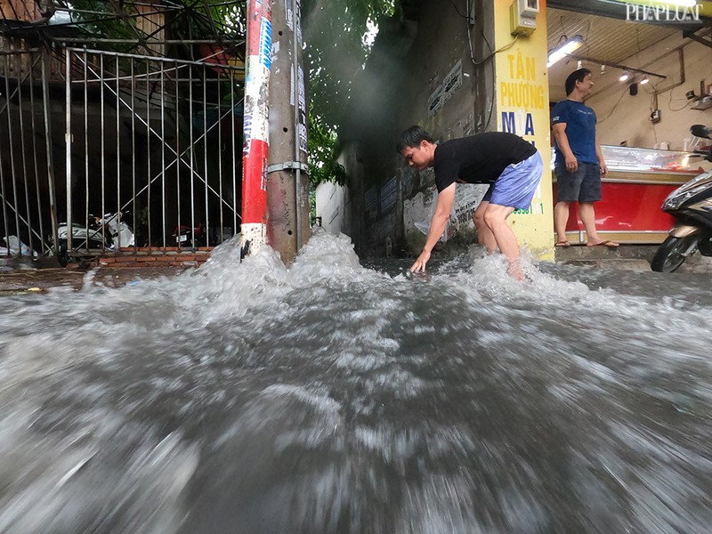 TP.HCM: Mưa lớn kéo dài, nhiều tuyến đường thành sông - ảnh 2