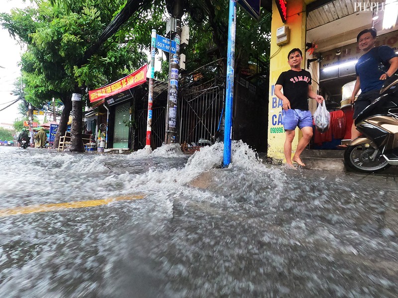 TP.HCM: Mưa lớn kéo dài, nhiều tuyến đường thành sông - ảnh 12