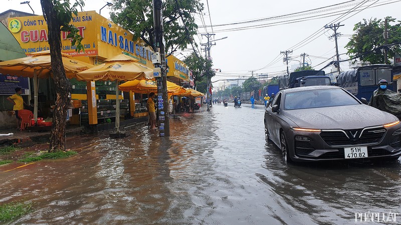 TP.HCM: Mưa lớn kéo dài, nhiều tuyến đường thành sông - ảnh 7