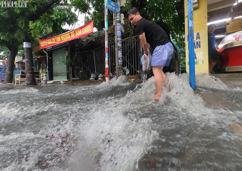 TP.HCM: Mưa lớn kéo dài, nhiều tuyến đường thành sông - ảnh 8