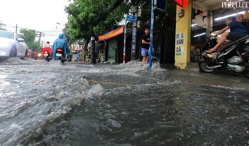 TP.HCM: Mưa lớn kéo dài, nhiều tuyến đường thành sông - ảnh 10