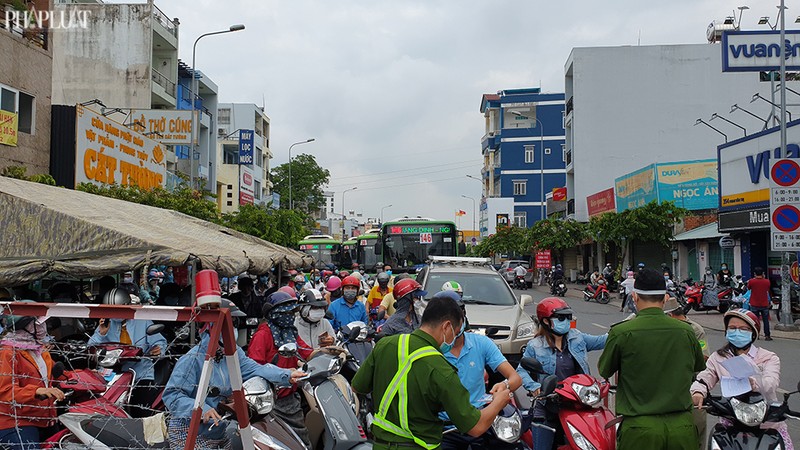 Các chốt ở Gò Vấp có lúc phải 'xả trạm' do ùn ứ kéo dài - ảnh 14