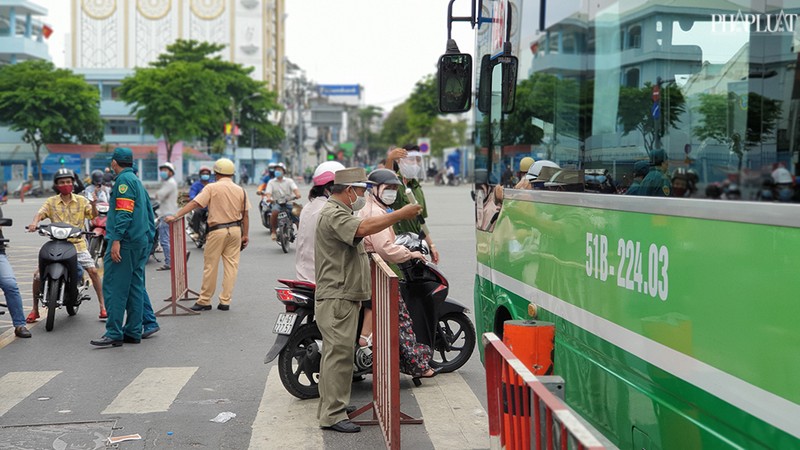 Các chốt ở Gò Vấp có lúc phải 'xả trạm' do ùn ứ kéo dài - ảnh 12