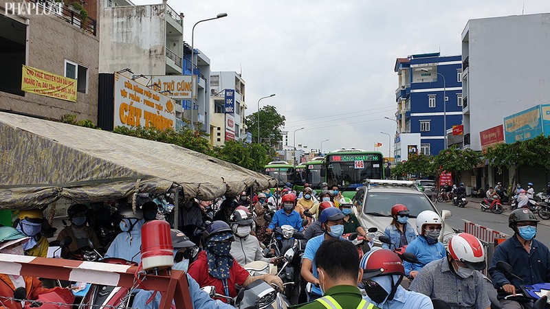 Các chốt ở Gò Vấp có lúc phải 'xả trạm' do ùn ứ kéo dài - ảnh 6