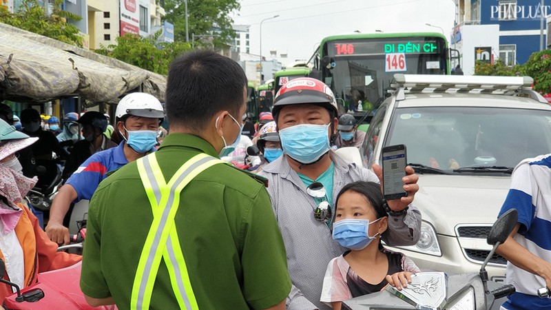 Các chốt ở Gò Vấp có lúc phải 'xả trạm' do ùn ứ kéo dài - ảnh 8