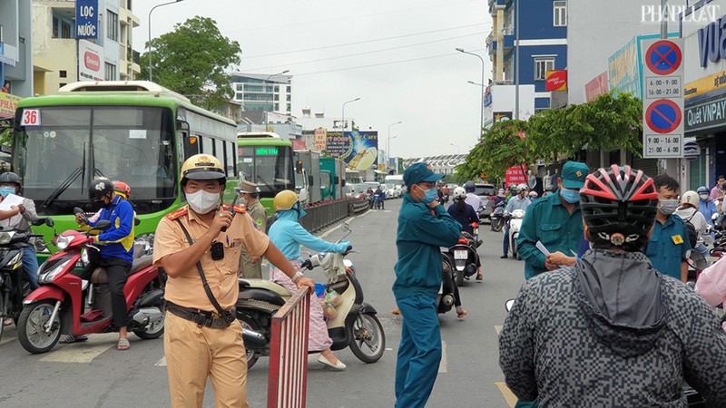 Các chốt ở Gò Vấp có lúc phải 'xả trạm' do ùn ứ kéo dài - ảnh 4