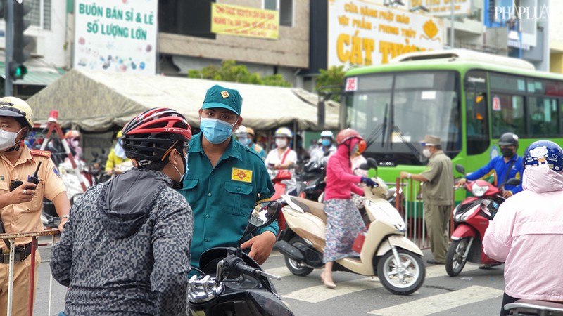 Các chốt ở Gò Vấp có lúc phải 'xả trạm' do ùn ứ kéo dài - ảnh 3