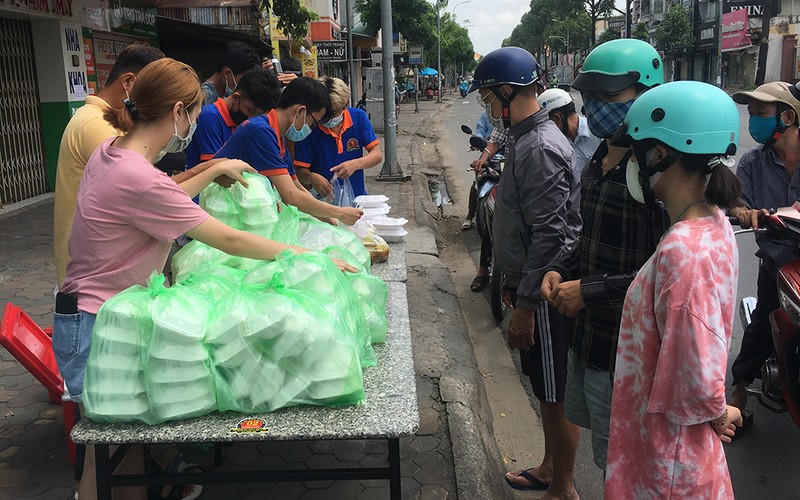 Tặng suất cơm nóng, ổ bánh mì… đầy nghĩa tình trong tâm dịch - ảnh 10