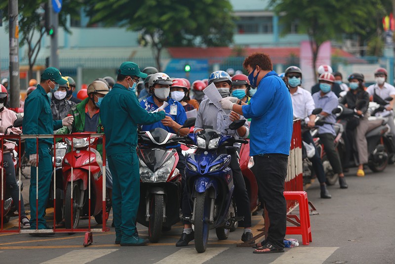 Gò Vấp tạm xả chốt kiểm dịch vào giờ cao điểm, hết ùn ứ - ảnh 2