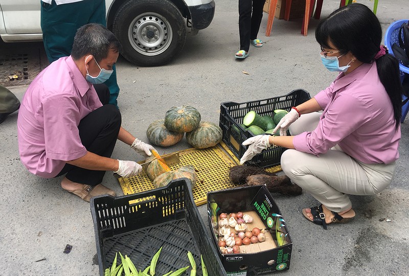 Tặng suất cơm nóng, ổ bánh mì… đầy nghĩa tình trong tâm dịch - ảnh 9