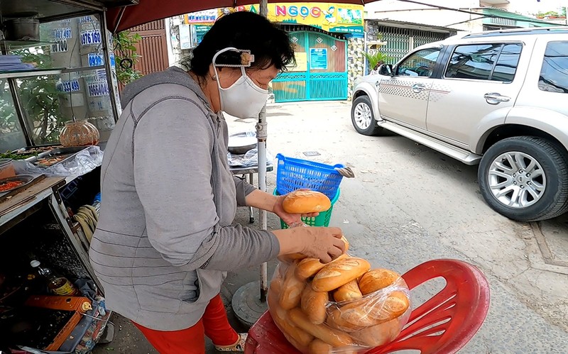 Tặng suất cơm nóng, ổ bánh mì… đầy nghĩa tình trong tâm dịch - ảnh 3