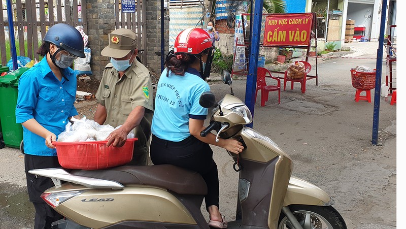 Tặng suất cơm nóng, ổ bánh mì… đầy nghĩa tình trong tâm dịch - ảnh 1