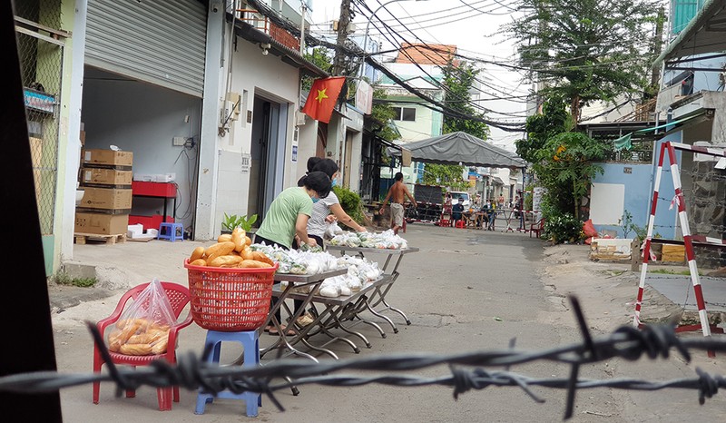 Tặng suất cơm nóng, ổ bánh mì… đầy nghĩa tình trong tâm dịch - ảnh 2