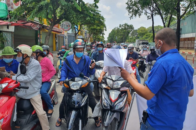 Người ra vào Gò Vấp lúng túng khi khai báo y tế điện tử - ảnh 9