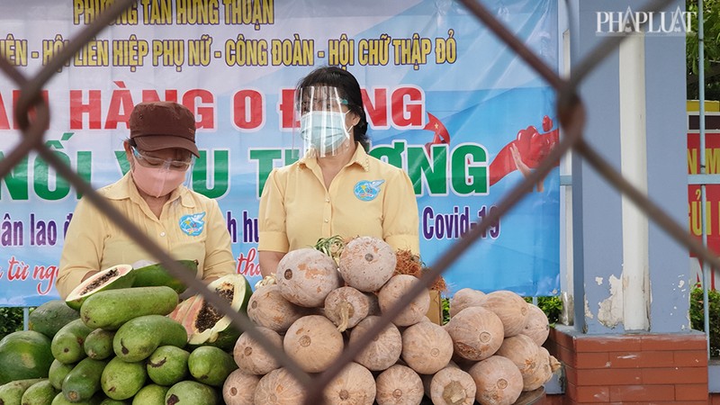  Người nghèo ứa nước mắt khi nhận quà từ gian hàng 0 đồng ở quận 12 - ảnh 3