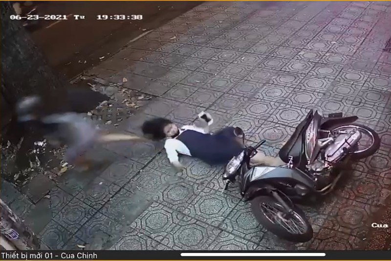 Cô gái ra đòn chớp nhoáng đạp ngã kẻ trộm xe máy ở quận 1 - ảnh 2