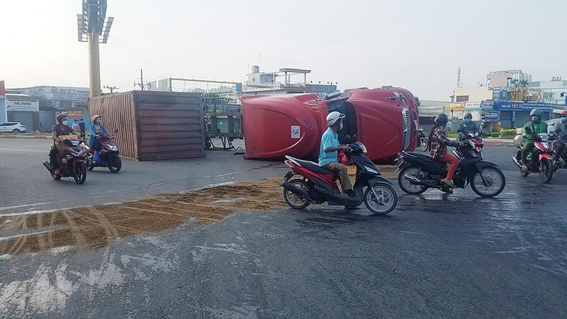 Container lật ngang ở vòng xoay An Lạc, may mắn không có thương vong - ảnh 1