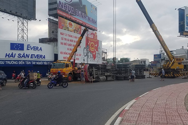 Container lật ngang ở vòng xoay An Lạc, may mắn không có thương vong - ảnh 2