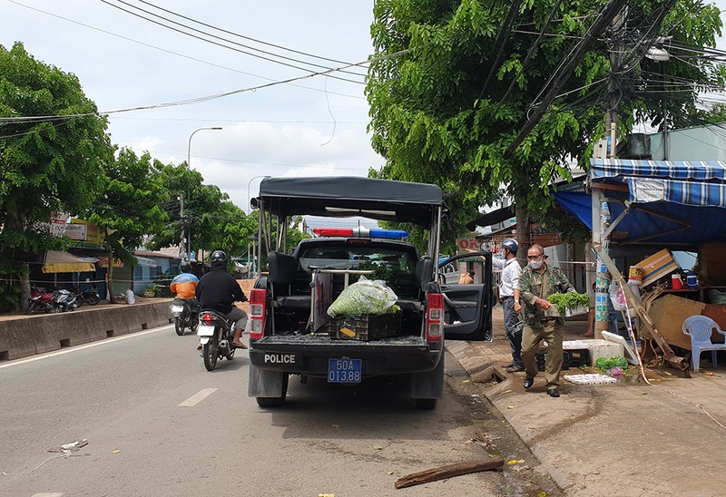 Nhiều người vẫn họp chợ tự phát ở Hóc Môn bất chấp Chỉ thị 16 - ảnh 7