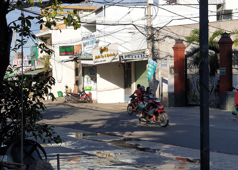 Chạy xe kéo thùng hàng đi bán dạo, tấn công tổ công tác khi bị nhắc - ảnh 2