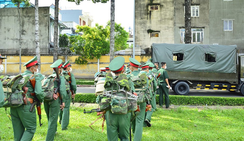 Bộ Tư lệnh TP.HCM xuất quân cùng công an trực chốt, chống dịch - ảnh 3