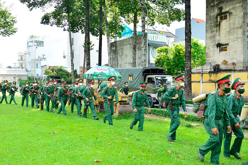 Bộ Tư lệnh TP.HCM xuất quân cùng công an trực chốt, chống dịch - ảnh 4