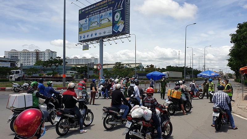 Người về miền Tây nấu mì tôm chờ được qua chốt ở Bình Chánh - ảnh 2