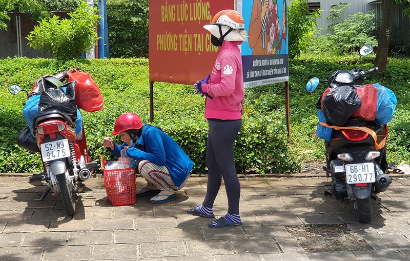 Người về miền Tây nấu mì tôm chờ được qua chốt ở Bình Chánh - ảnh 4