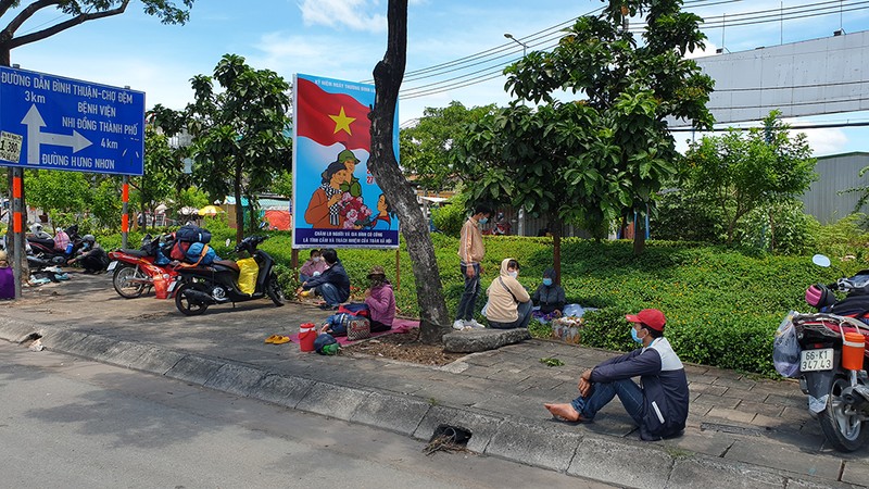 Người về miền Tây nấu mì tôm chờ được qua chốt ở Bình Chánh - ảnh 3