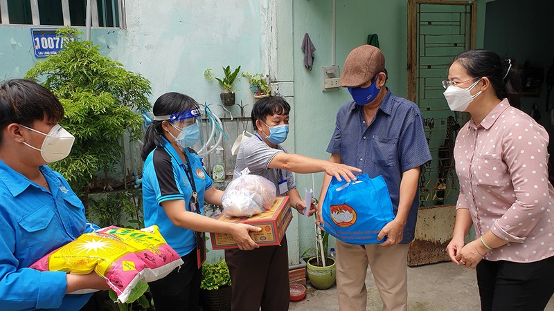 Phó Bí thư TP.HCM thăm, tặng quà người dân khó khăn ở ‘vùng xanh’ - ảnh 2