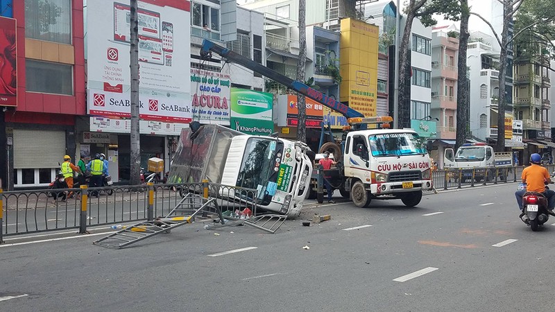 Xe tải tông dải phân cách, lật ngang trên đường 3-2 - ảnh 2